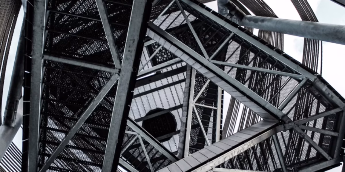 Nel 1872 poi, gli inglesi Woods e Clark scoprirono che, una parte di cromo aggiunto alla classica lega di ferro e carbonio, formava l'acciaio inossidabile. Un nuovo materiale resistente alla ruggine. Brevettato quell'anno ma forgiato già 1000 anni prima