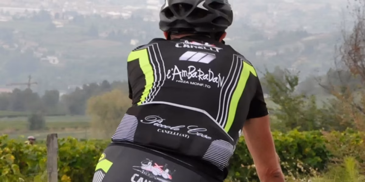 MarmoinoX accogliamo i progetti con coraggio ed entusiasmo, correndo con tutte le nostre competenze. A volte si tratta di sprint, altre di piccoli, ma costanti e decisi, passi. Proprio come nel ciclismo, che non è solo uno sport. È una metafora, e l'esempio perfetto per chi, come noi, lavora per importanti obiettivi. È sacrificio, passione, ambizione. Cuore, gambe, sudore